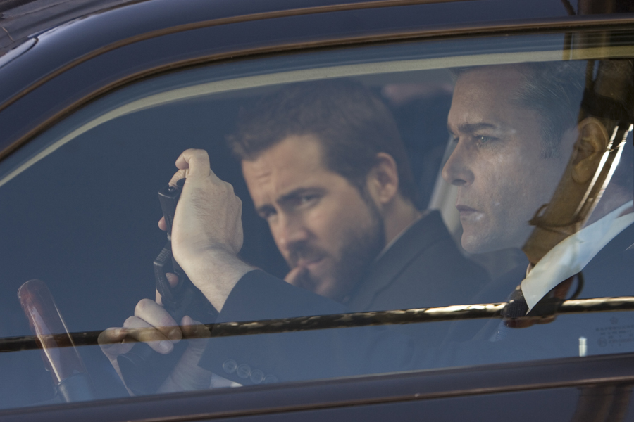 Ryan Reynolds & Ray Liotta in Smokin' Aces (2006)