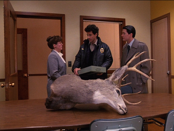 TwinPeaks_S01E01_DeerHead