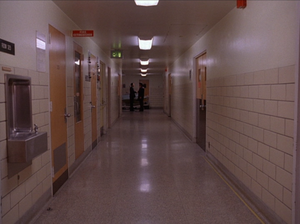 TwinPeaks_S01E01_Hallway1