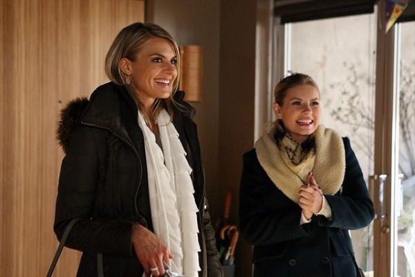 Eliza Coupe and Elisha Cuthbert in Happy Endings