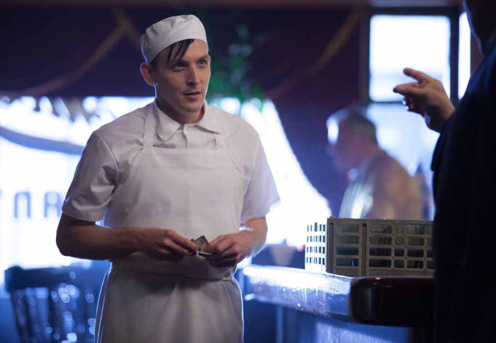 Gotham-Episode-1-03-The-Balloonman-gotham-37592592-3900-2700