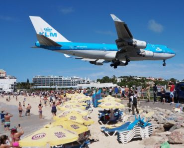 Airplanes landing at the Princess Juliana Airport
