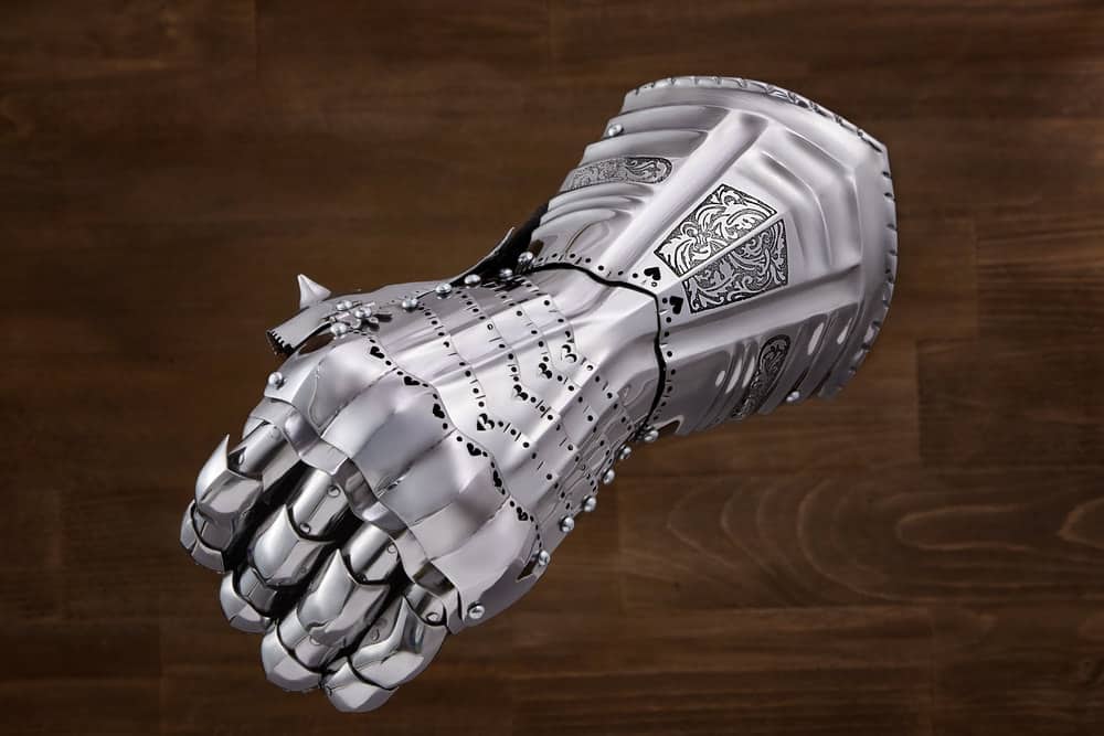 Steel armoroed gloves