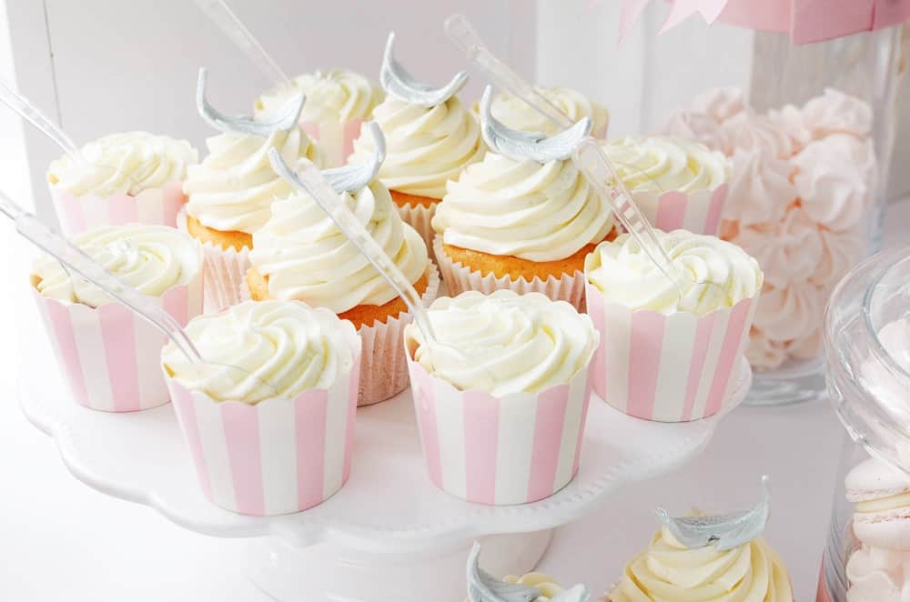 Traditional Cupcakes with Vanilla Frosting