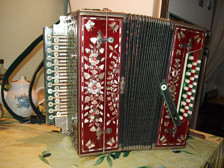 https://www.popoptiq.com/wp-content/uploads/2019/04/Russian-garmon-8-24-4.jpg