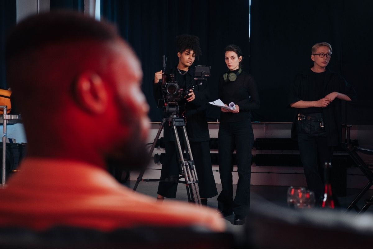 A photo of producer visiting the set.
