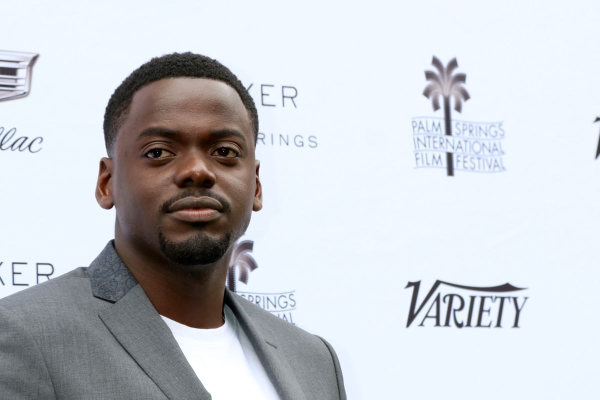 A photo of daniel kaluuya wearing his grey suit and white shirt inner.