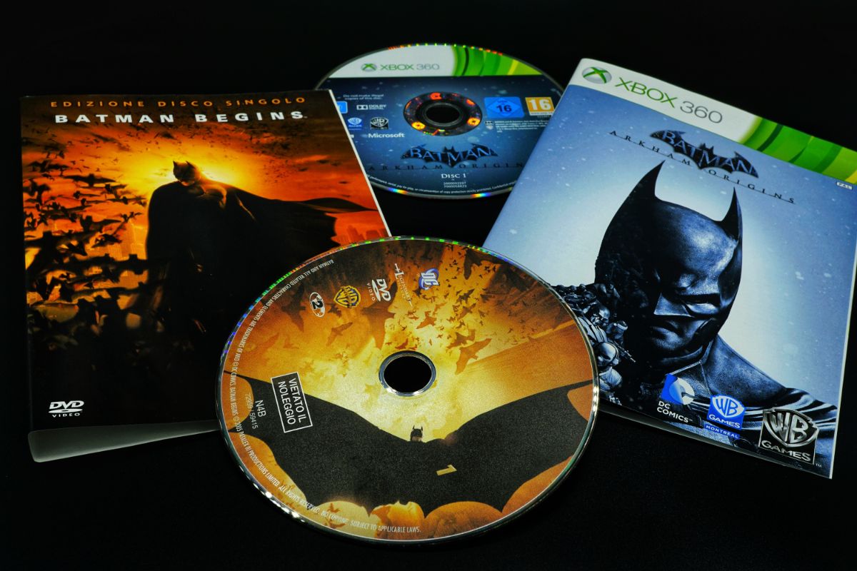 A detail of the cover photo and dvd of batman.