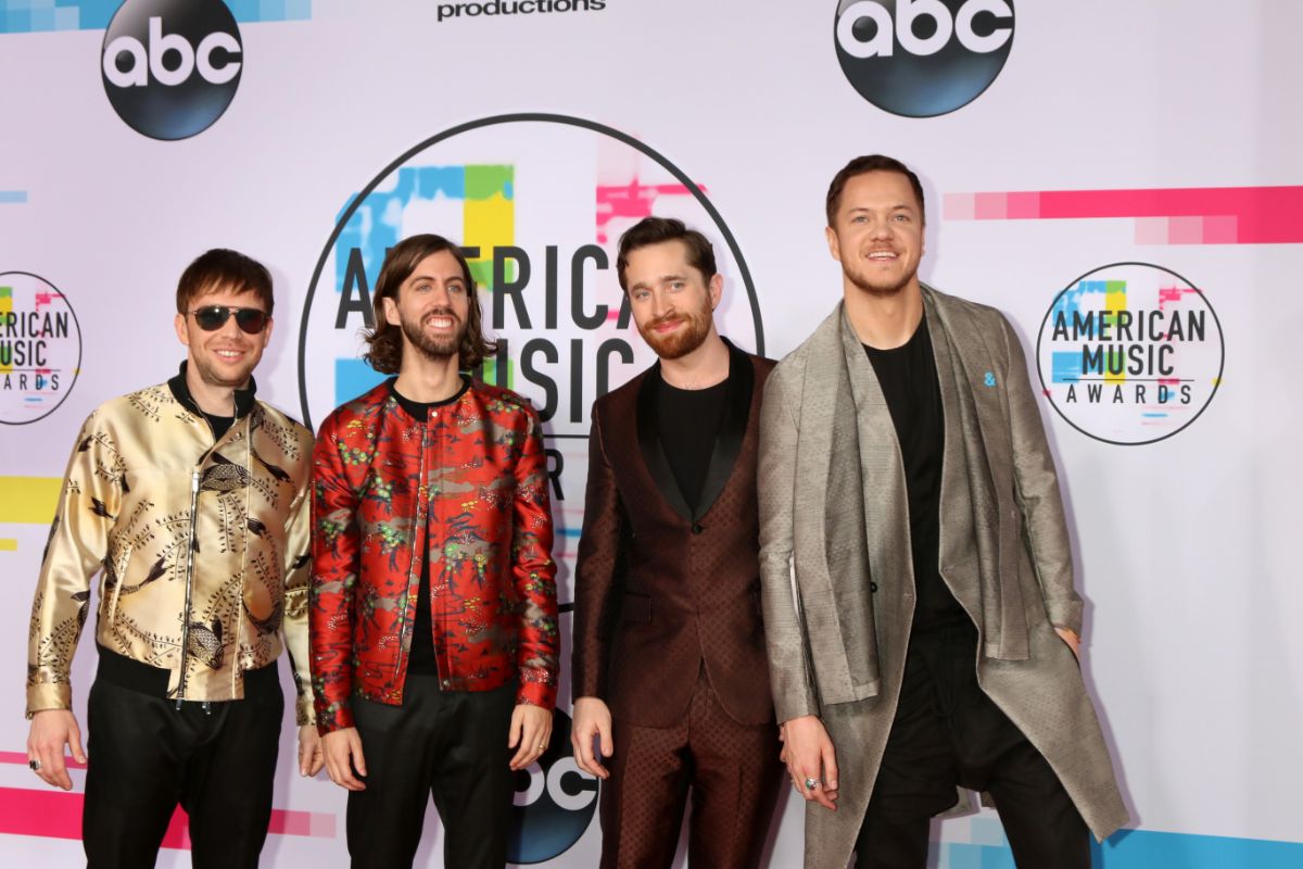 A group photo of imagine dragons present in music awards show.